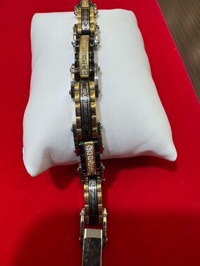 Men’s bracelet in 2 tones stainless steel with a sleek and refined brilliance.8”